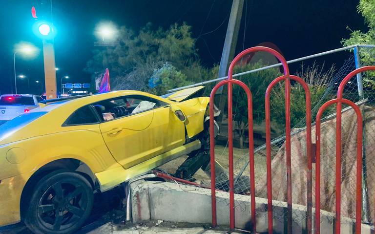 Impacta su camaro contra reja de la plaza de la Mexicanidad - El Heraldo de  Juárez | Noticias Locales, Policiacas, sobre México, Chiahuahua y el Mundo